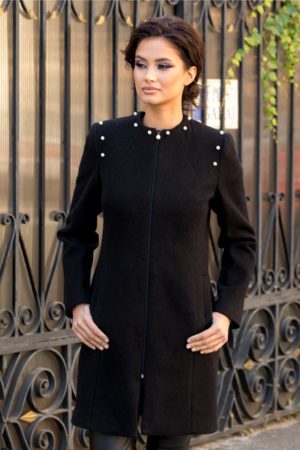 Palton dama negru elegant realizat din lana calduroasa si confortabila accesorizat cu perle aplicate in zona umerilor